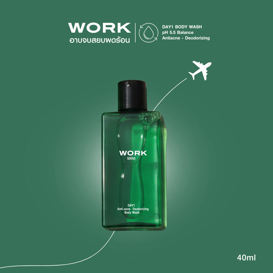 ขวดเจลอาบน้ำ WORK Mini DAY1 40ml บนพื้นหลังสีเขียว พร้อมไอคอนเครื่องบิน